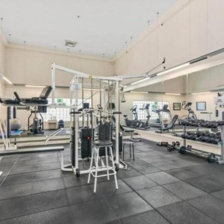 Appartamento Fabulous Sea Views In The Heart Of Surfers Gold Coast Esterno foto