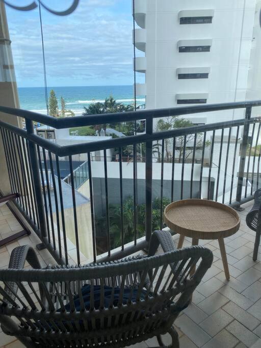 Appartamento Fabulous Sea Views In The Heart Of Surfers Gold Coast Esterno foto