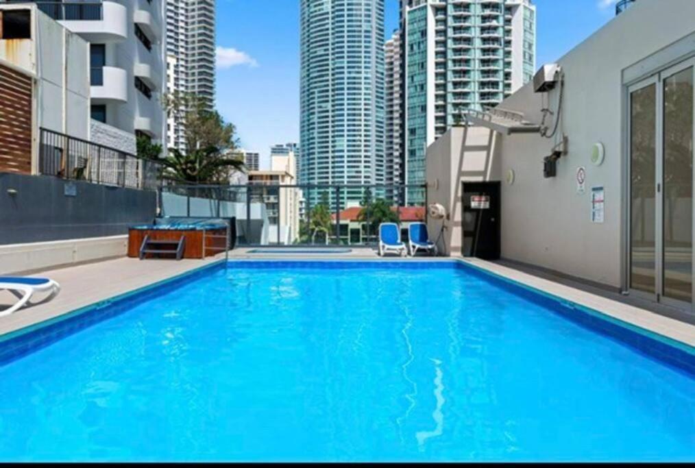 Appartamento Fabulous Sea Views In The Heart Of Surfers Gold Coast Esterno foto