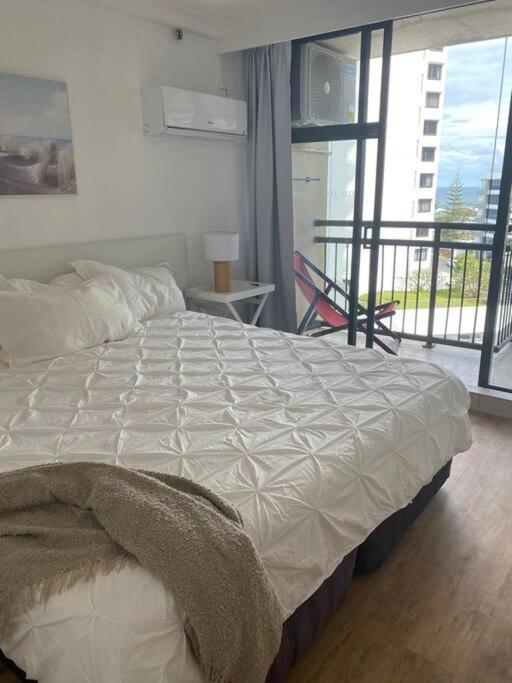 Appartamento Fabulous Sea Views In The Heart Of Surfers Gold Coast Esterno foto