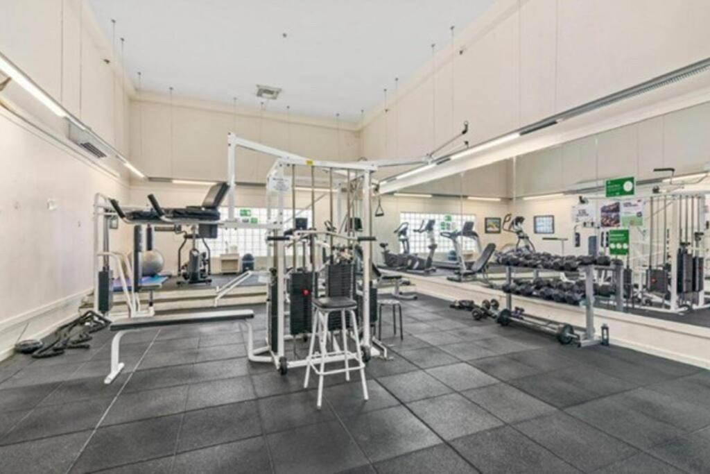 Appartamento Fabulous Sea Views In The Heart Of Surfers Gold Coast Esterno foto