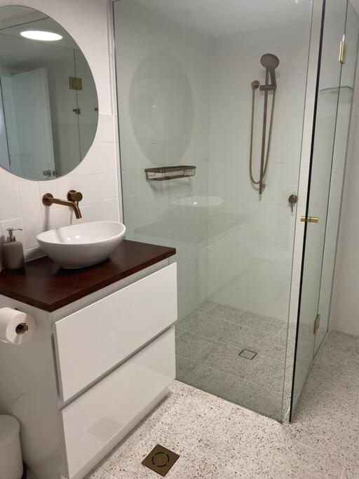 Appartamento Fabulous Sea Views In The Heart Of Surfers Gold Coast Esterno foto